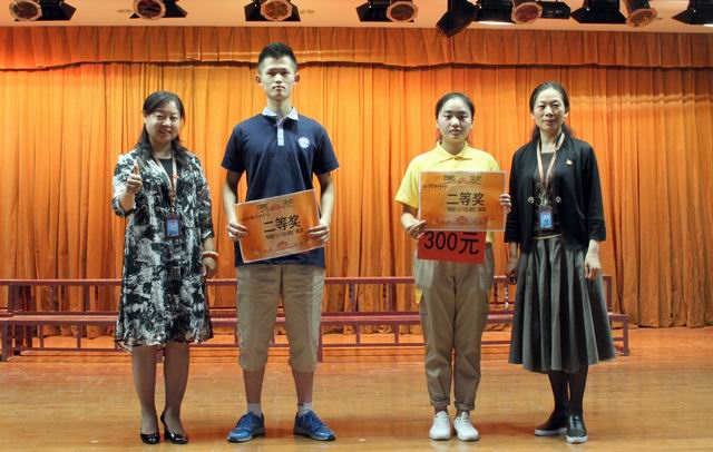 調(diào)整大小 11、蘇曉紅主任和張榮霞主任給獲得二等獎的代表隊頒獎.jpg