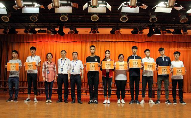 調(diào)整大小 13、楊繼強(qiáng)書記、李波書記和沈群書記給獲得優(yōu)秀獎的代表隊頒獎.jpg