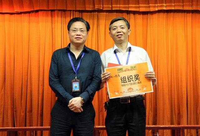 調(diào)整大小 9、任建設(shè)副院長給機(jī)電工程系頒發(fā)組織獎.jpg